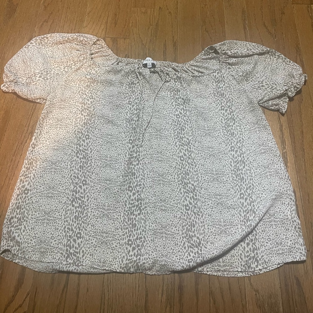 Gilli 1X Light brown and cream print blouse.